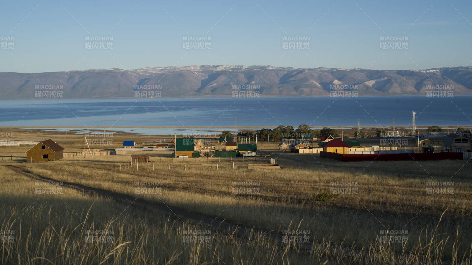 贝加尔湖畔胡日尔村庄风光图片