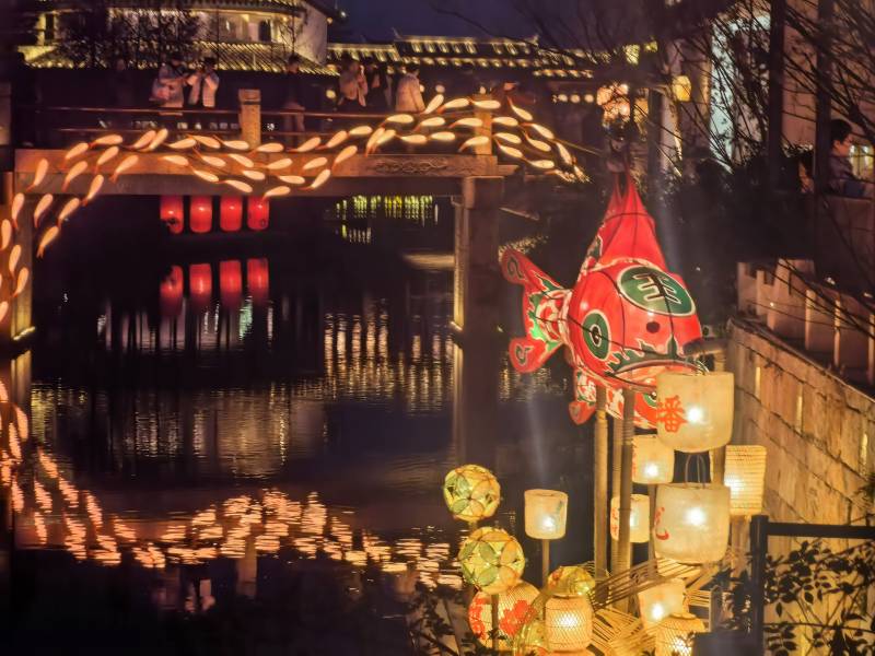 夜游河畔灯会图片