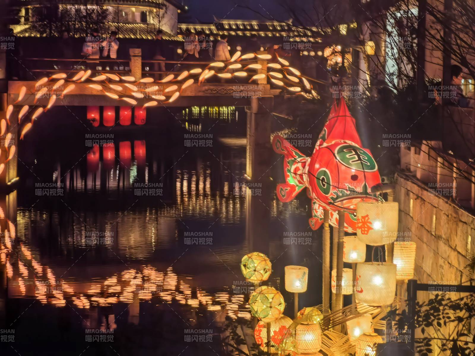 夜游河畔灯会图片