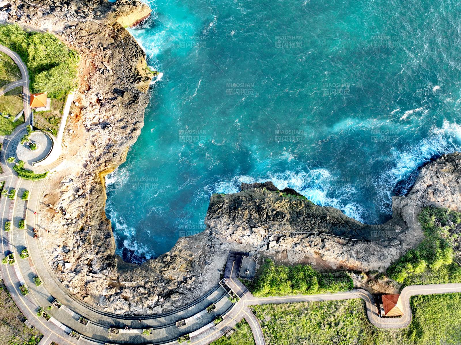 碧海悬崖公路美景图片