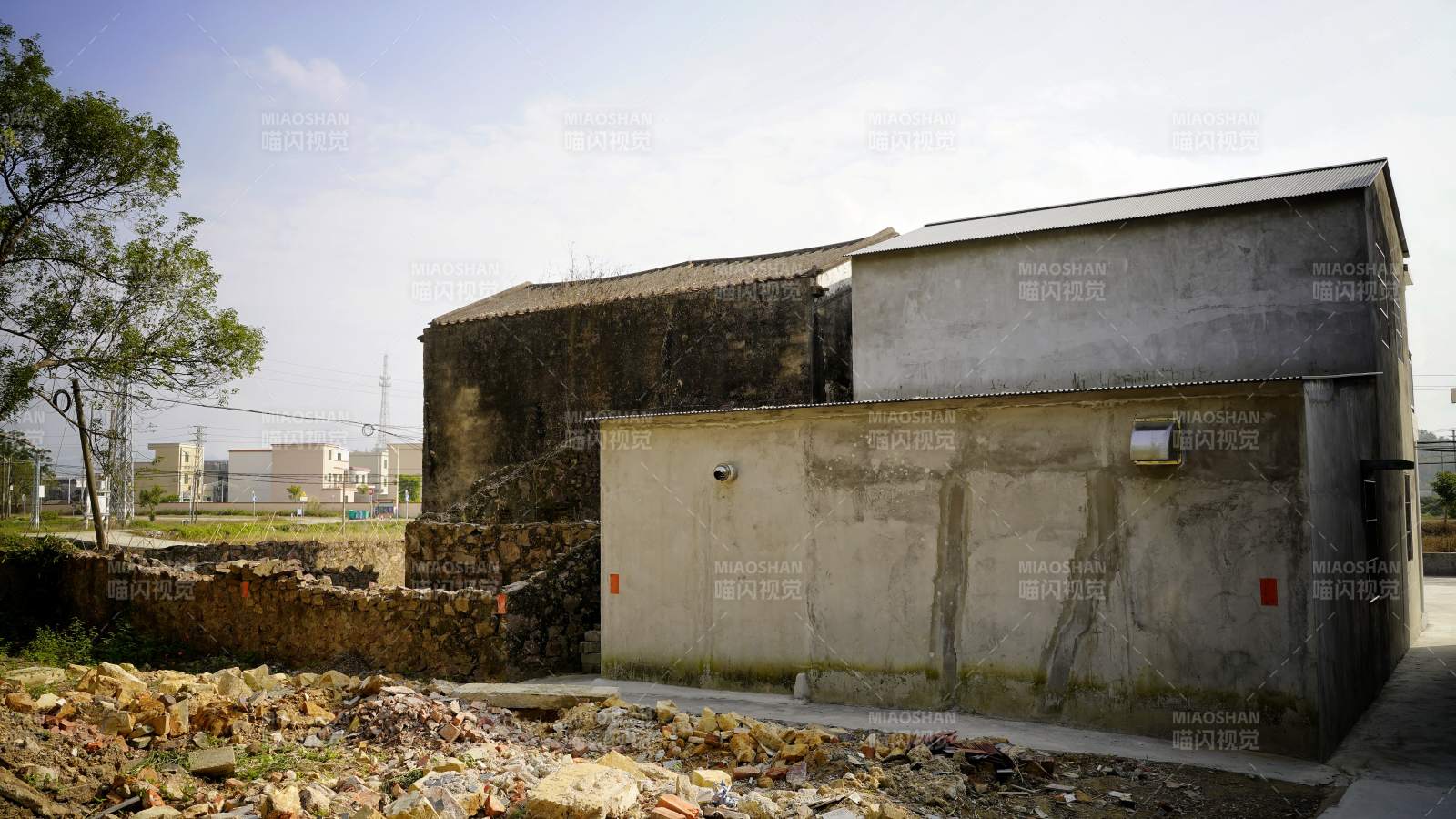 废弃旧屋与石堆图片