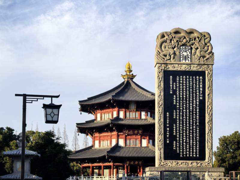 古塔碑文映蓝天图片