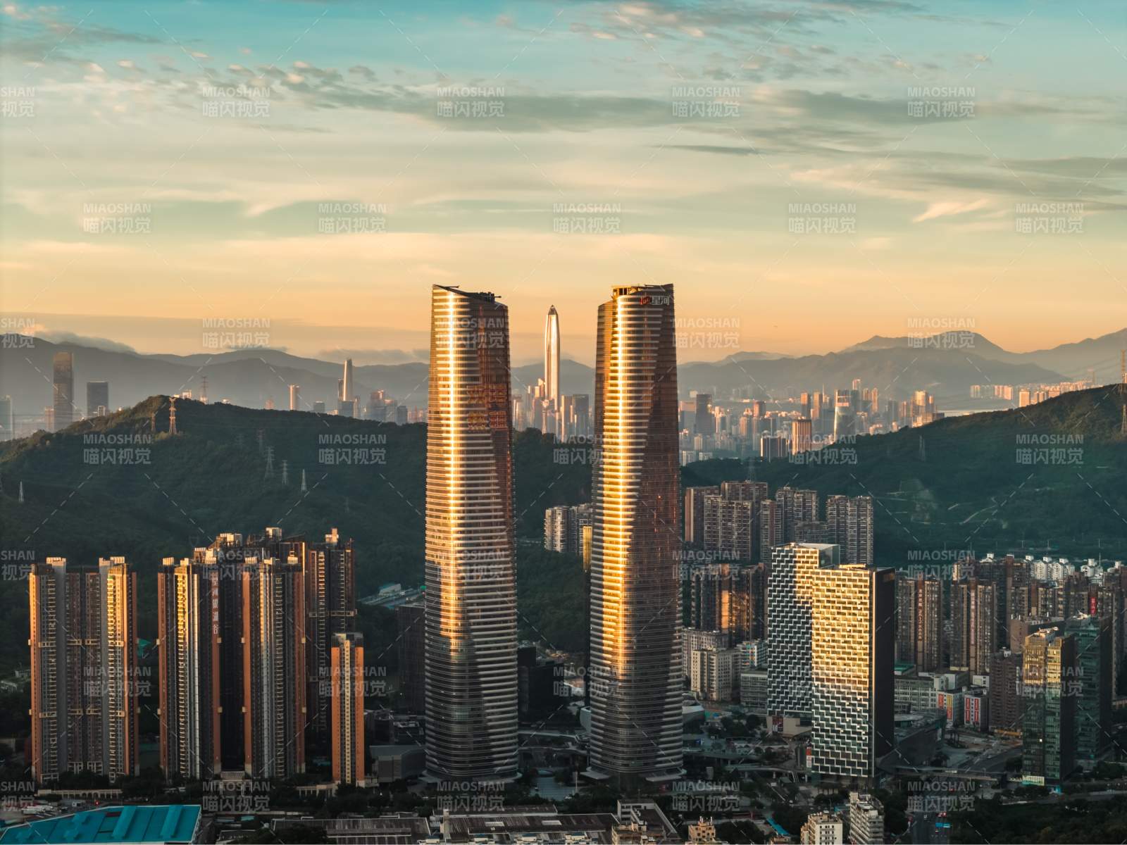 城市双塔日落景图片