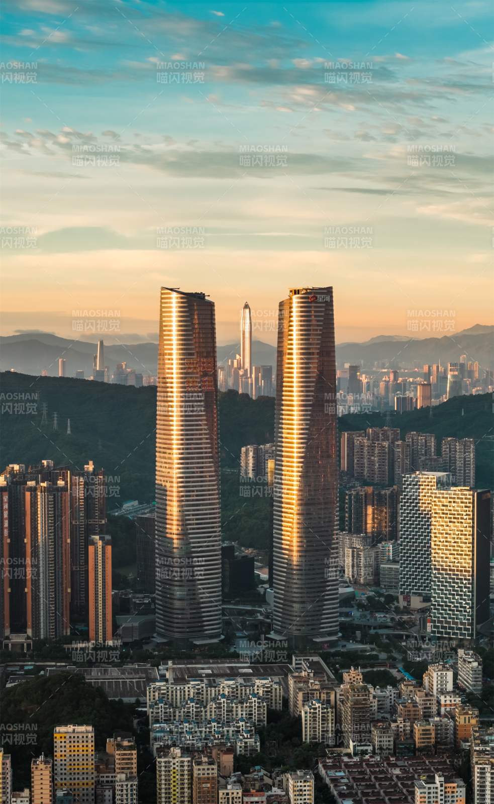 双塔映日城景图片