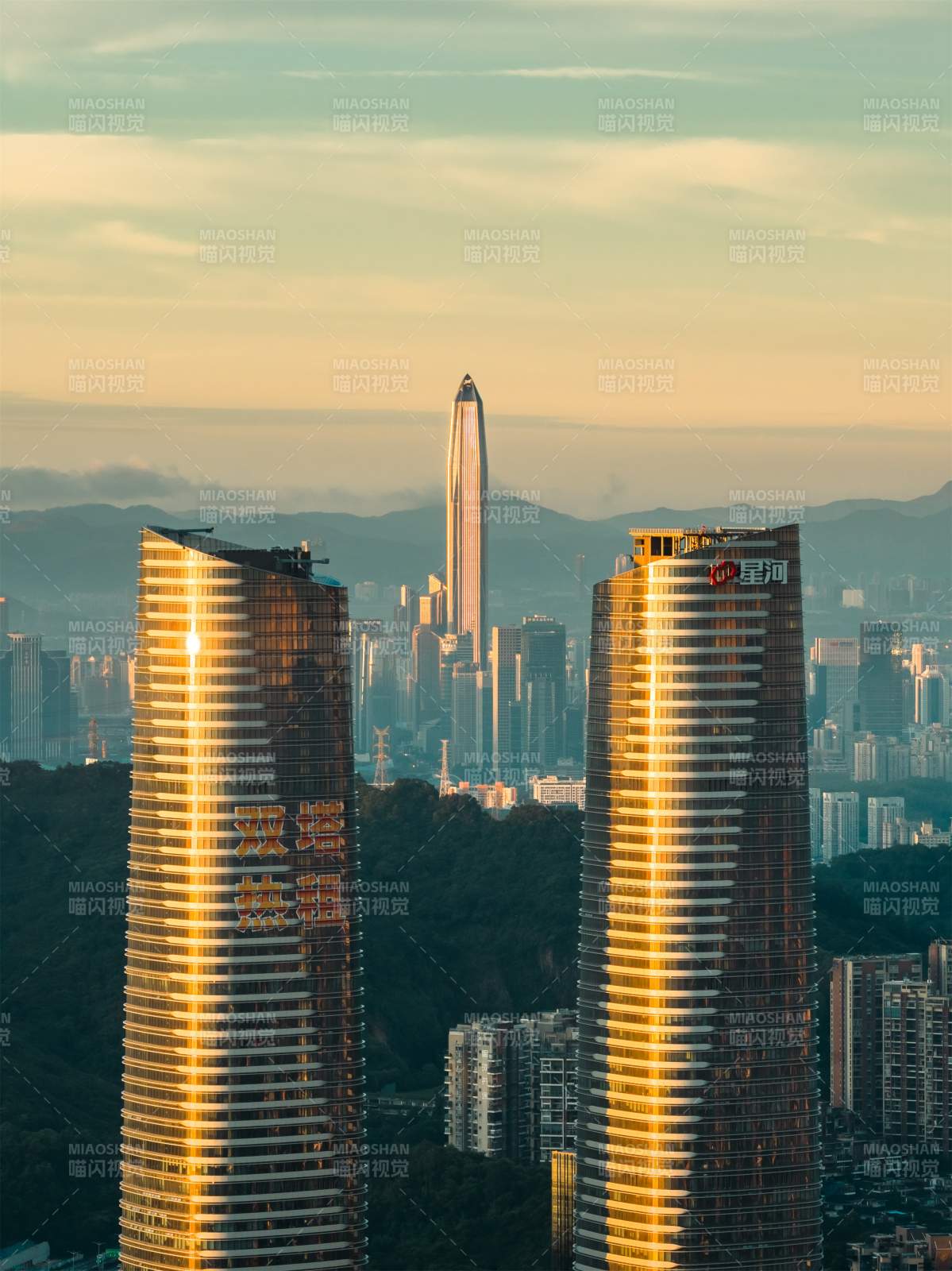 双塔映日 城市天际图片