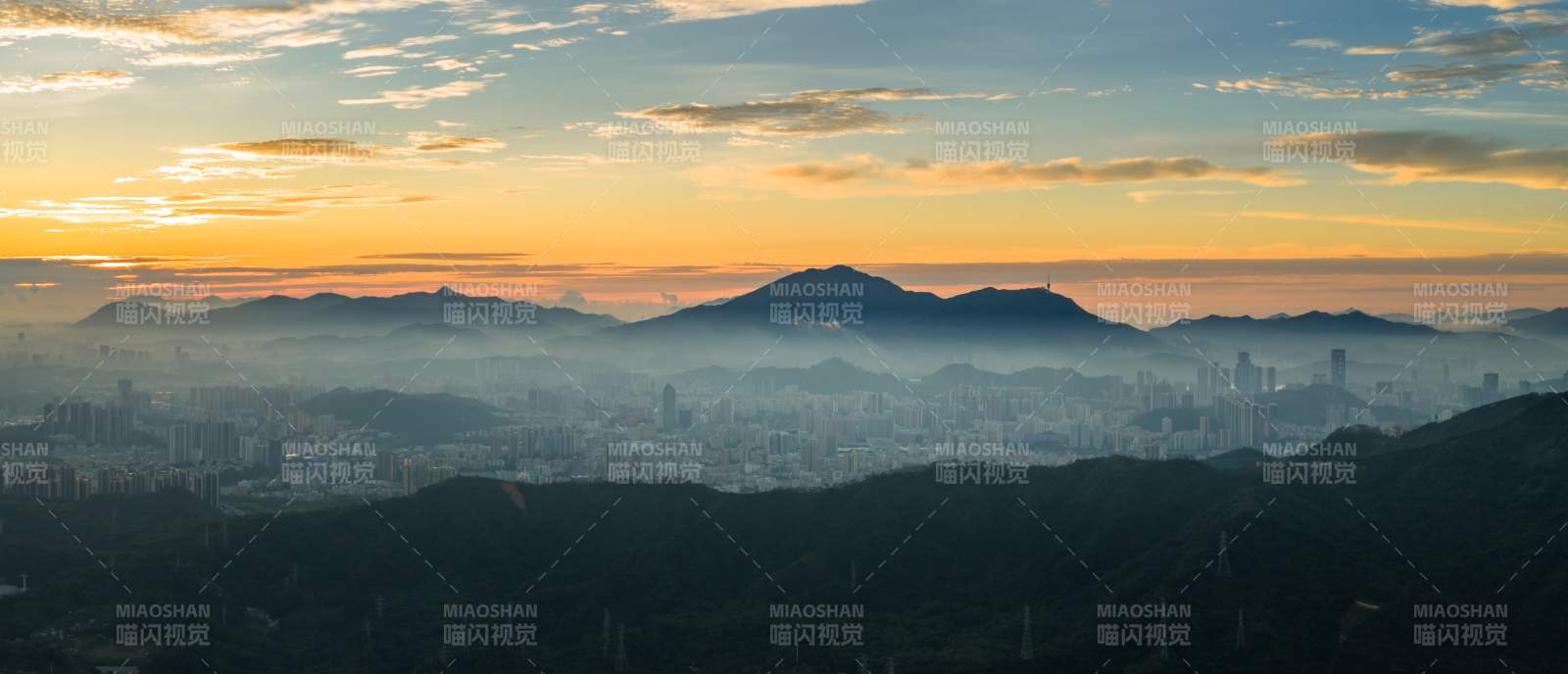 晨曦中的城市山影图片
