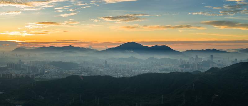 晨曦中的城市山影图片