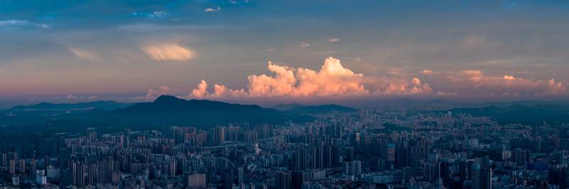 城市黄昏云海图片