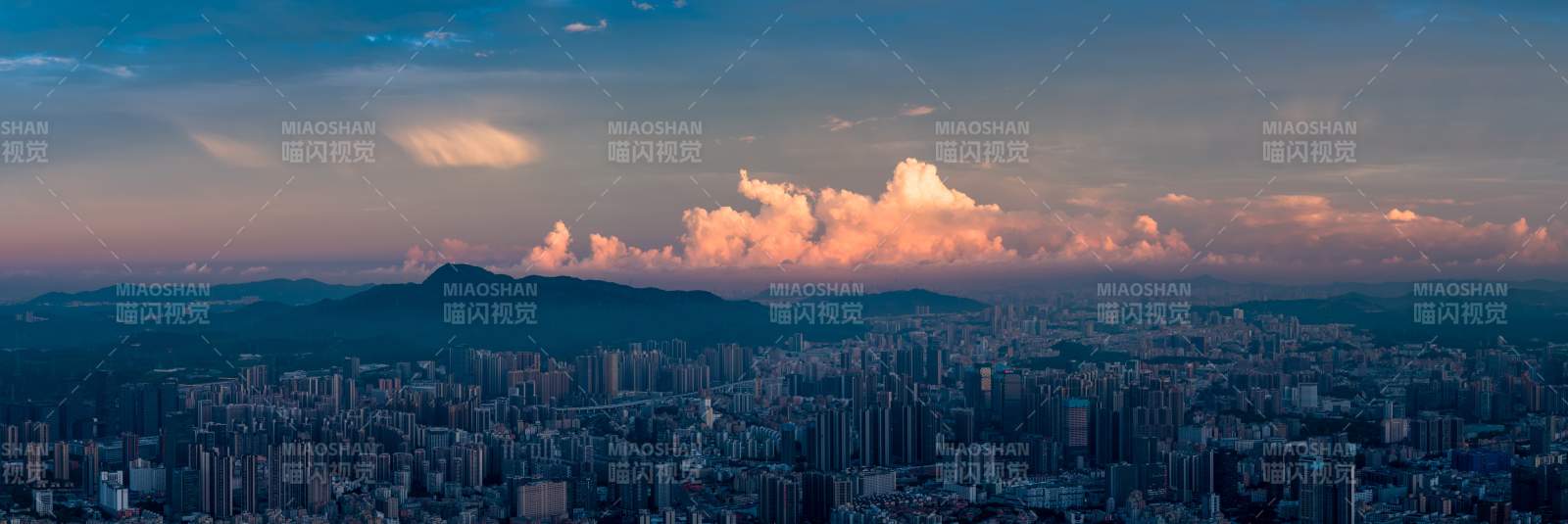 城市黄昏云海图片