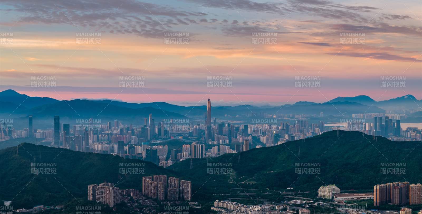 城市晨曦山影图片