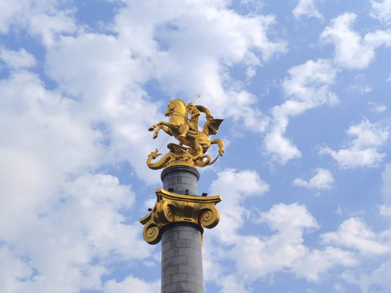 金色骑马雕像柱图片