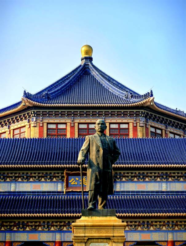 中山纪念堂前雕像图片