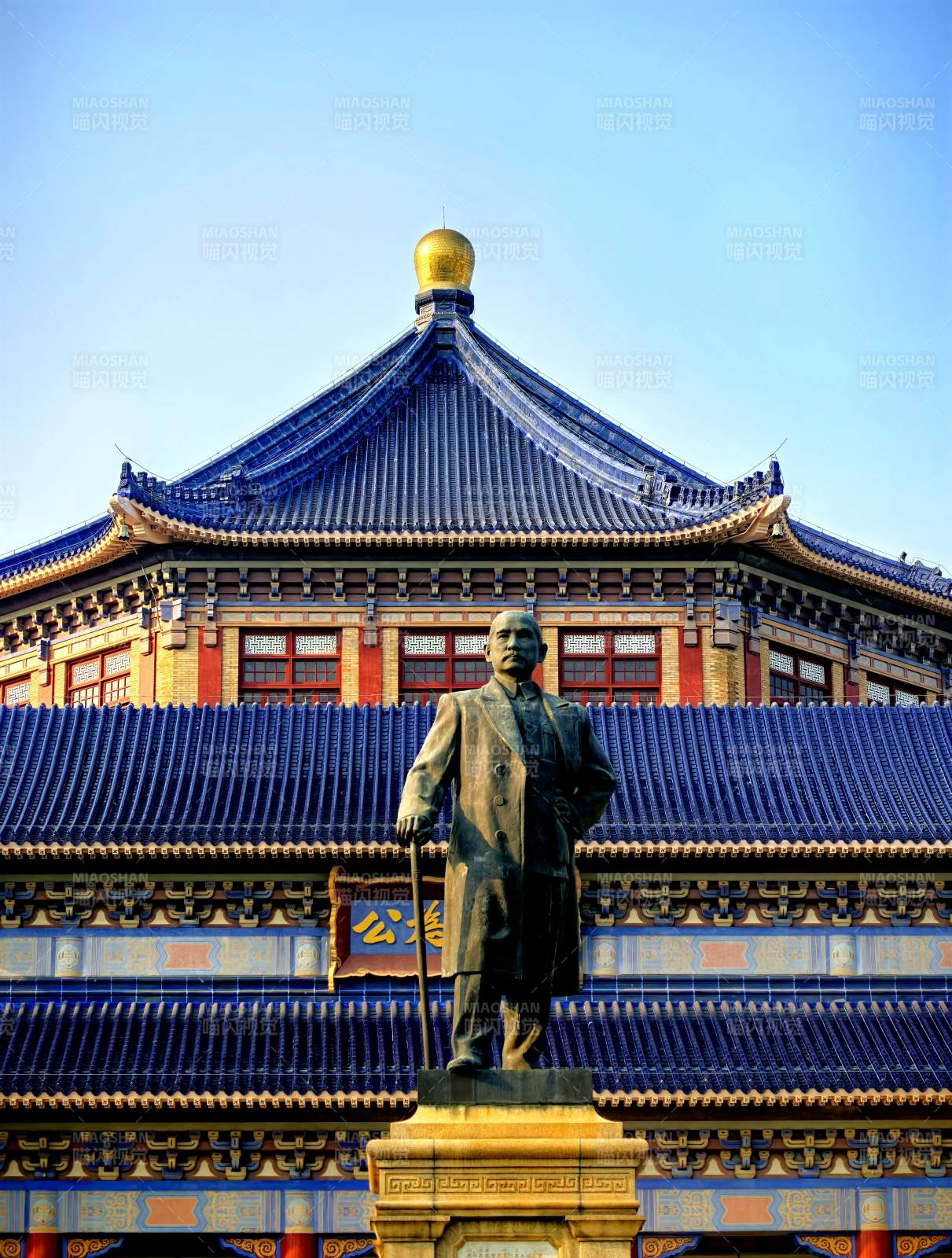 中山纪念堂前雕像图片