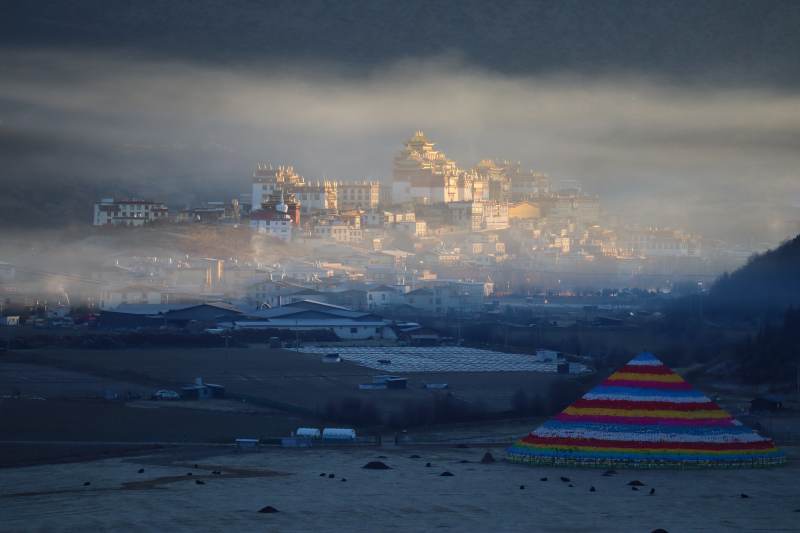 松赞林寺日出晨雾图片