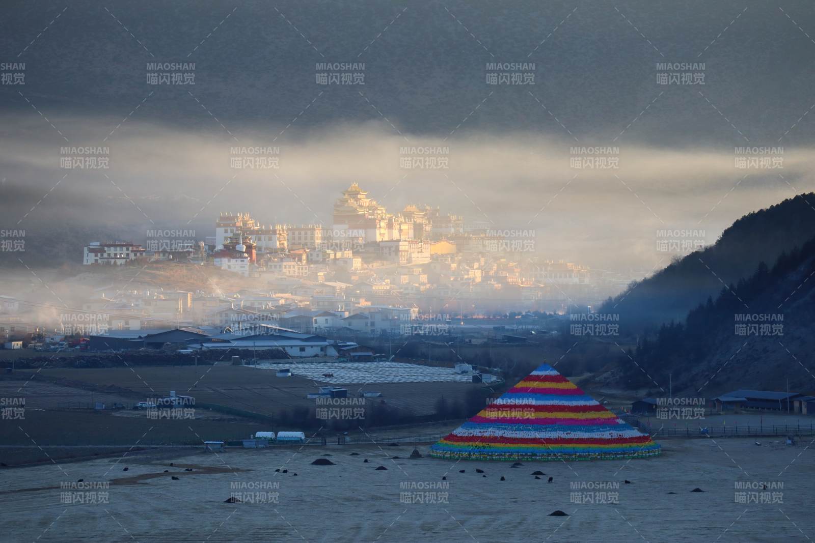 松赞林寺日出晨雾图片