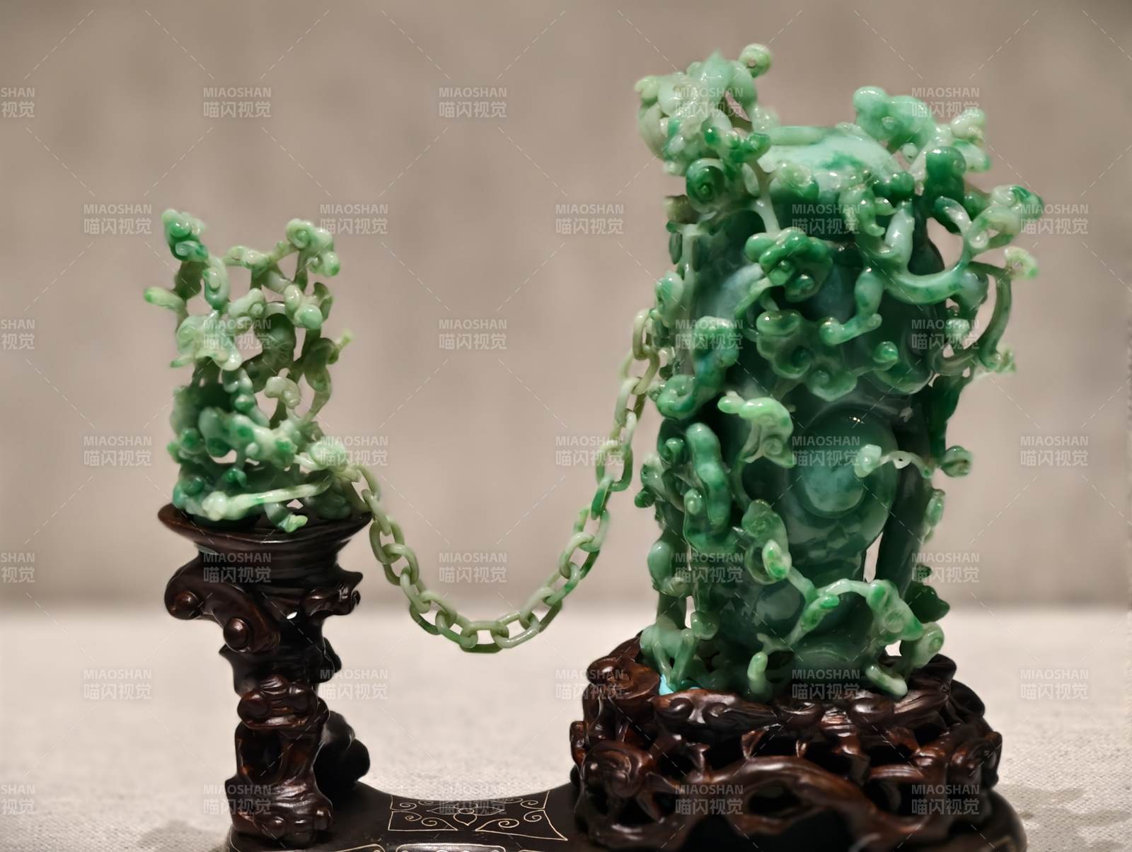 翠玉雕花链饰图片