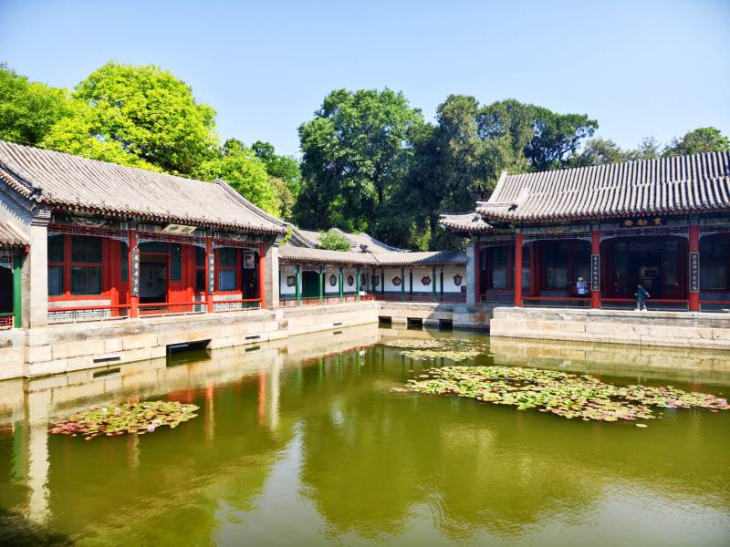 古园池塘映红墙图片