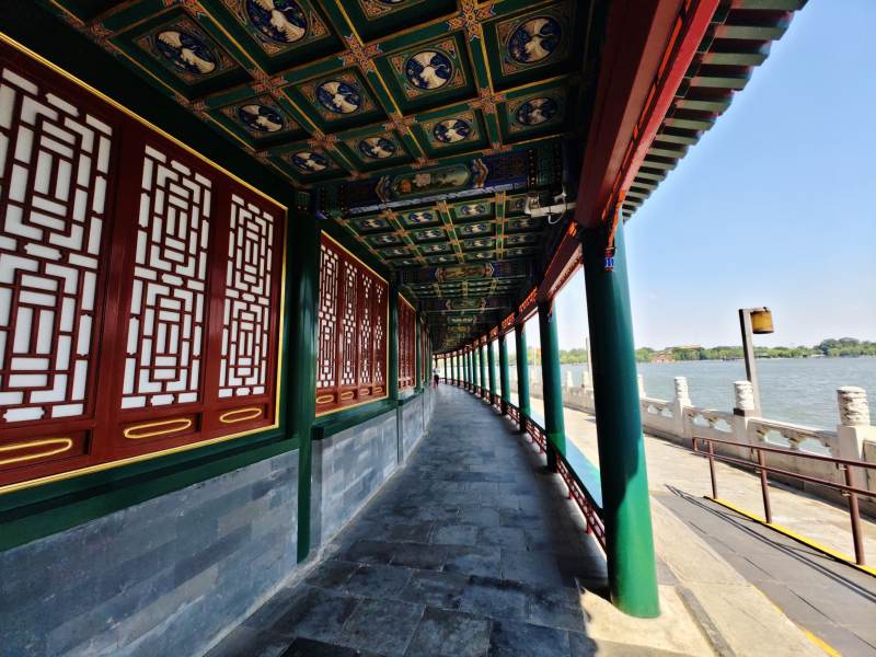 长廊临水景图片