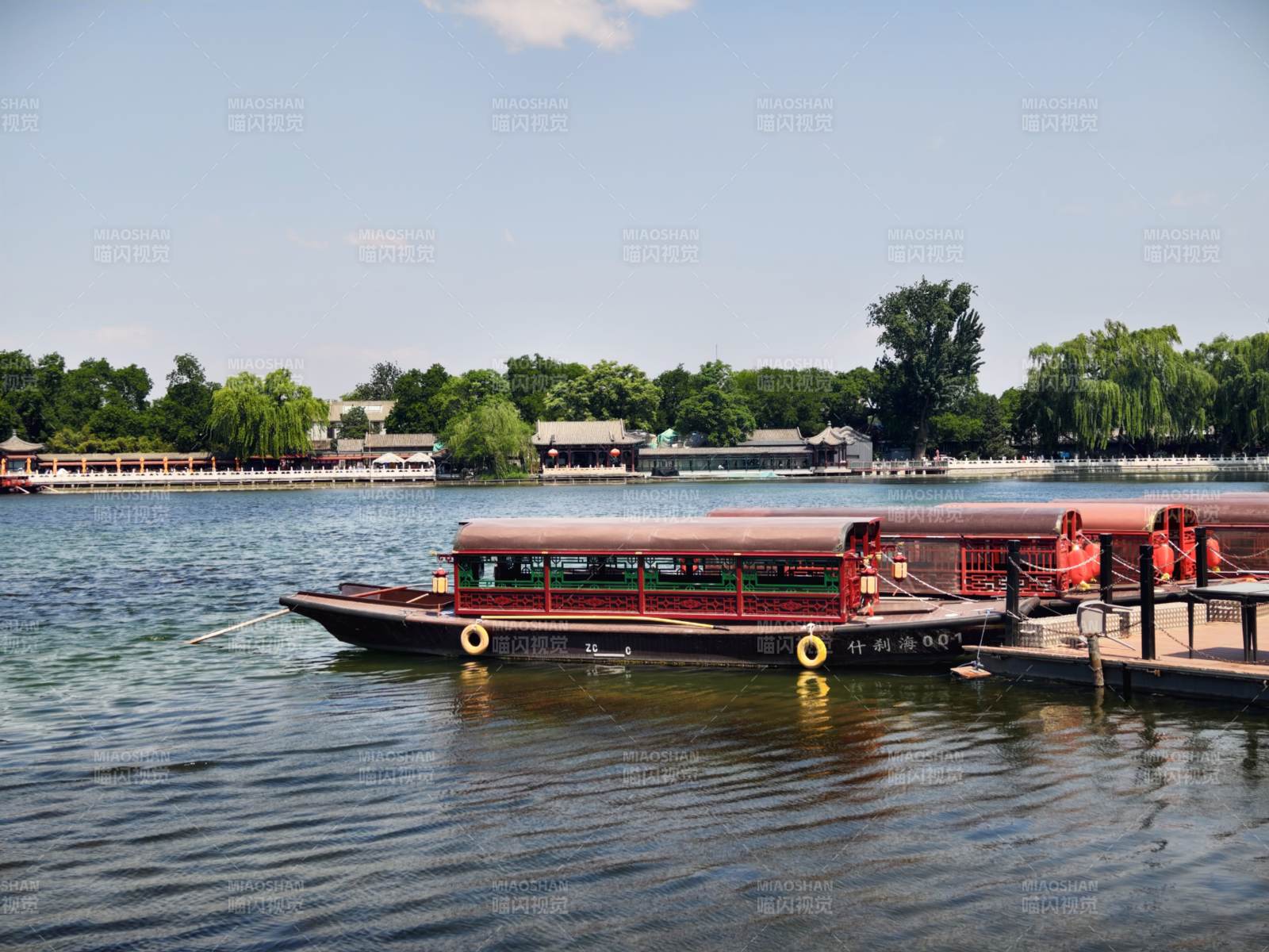 湖畔游船静泊图片