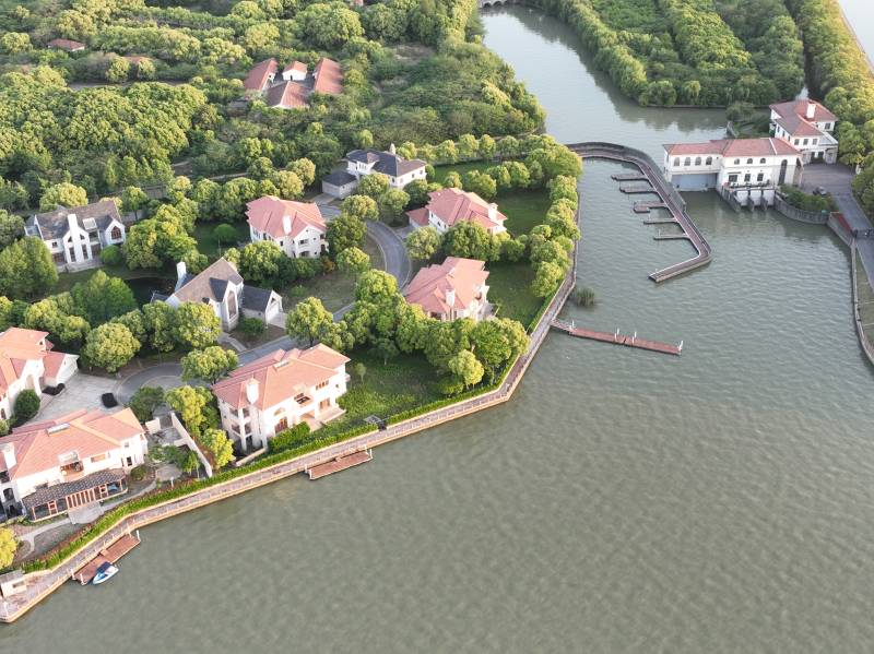 湖畔别墅群航拍图片