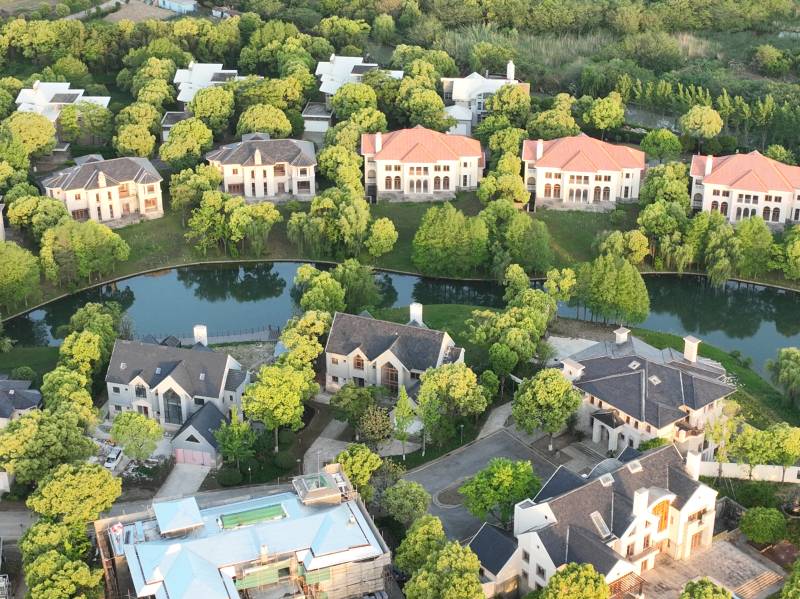 湖畔别墅群航拍图片