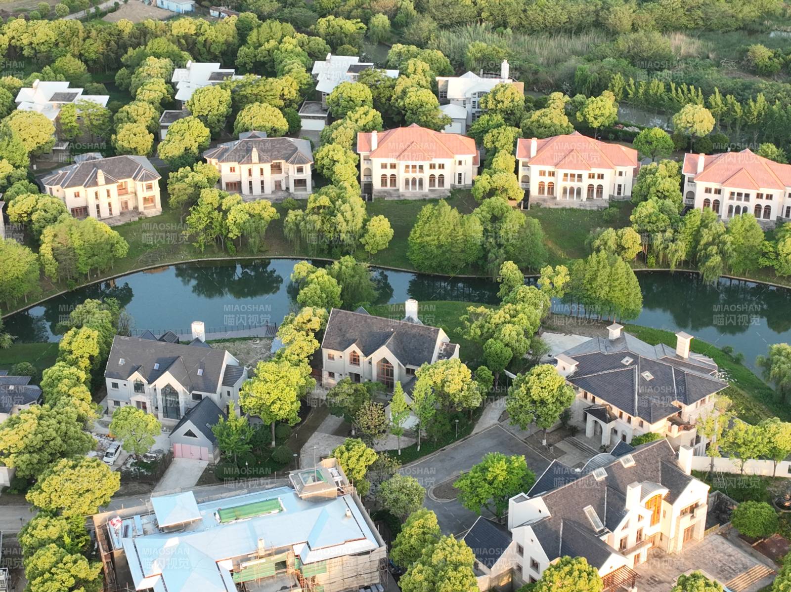 湖畔别墅群航拍图片