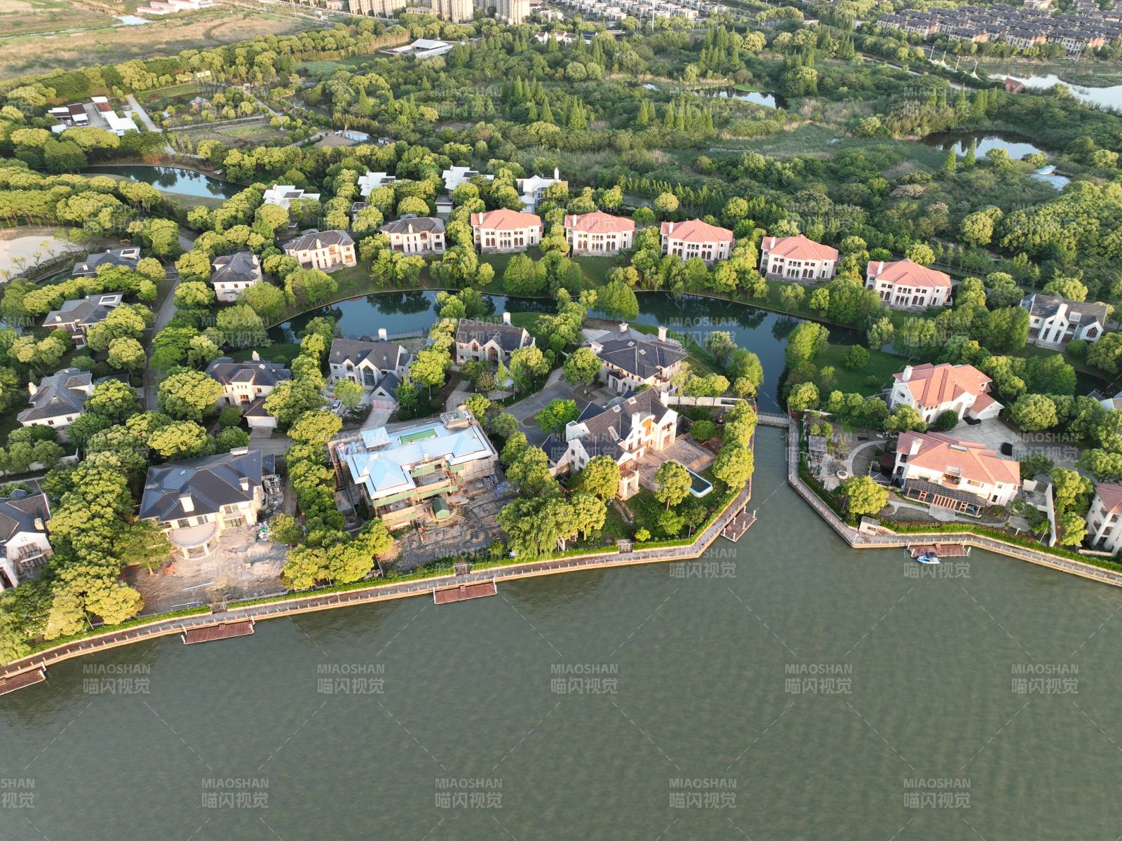 湖畔豪宅航拍图图片