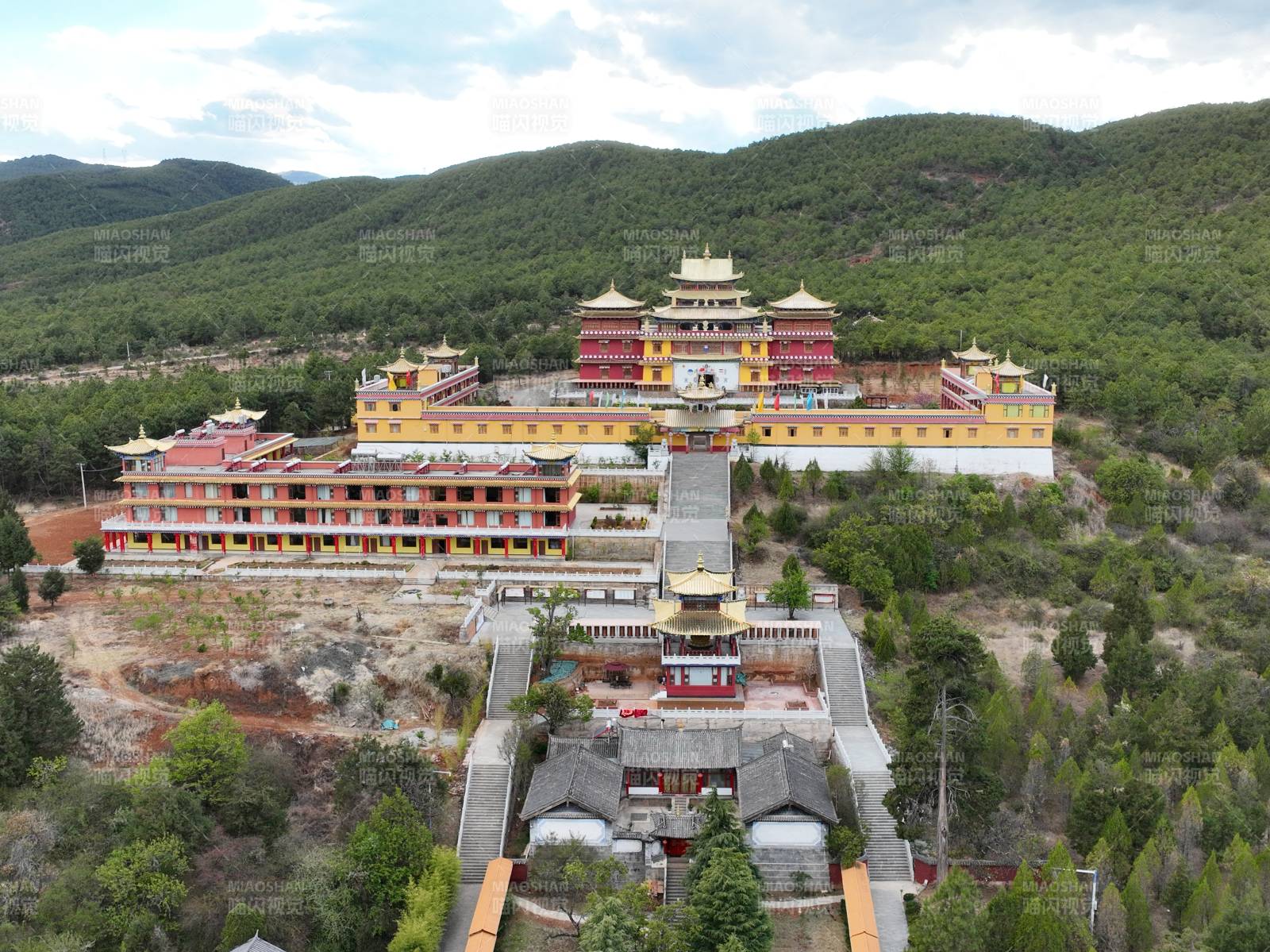 山间古寺风光图片