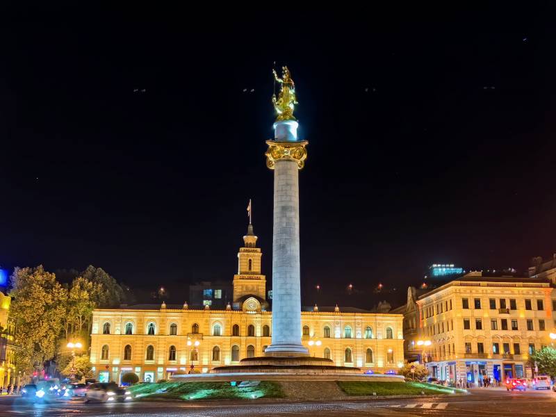 夜幕下的独立广场图片