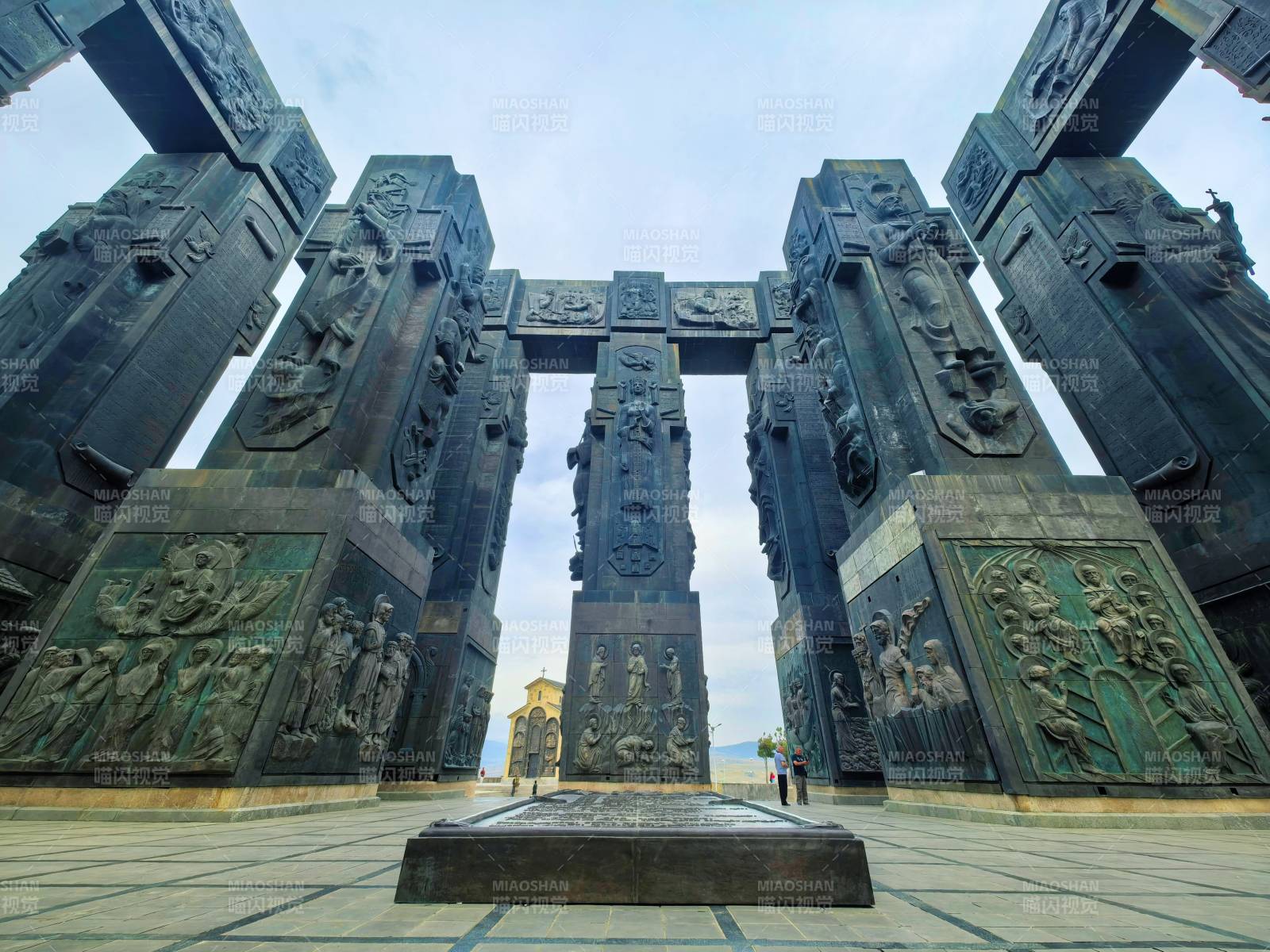 宏伟石雕门廊-格鲁吉亚巨石阵图片