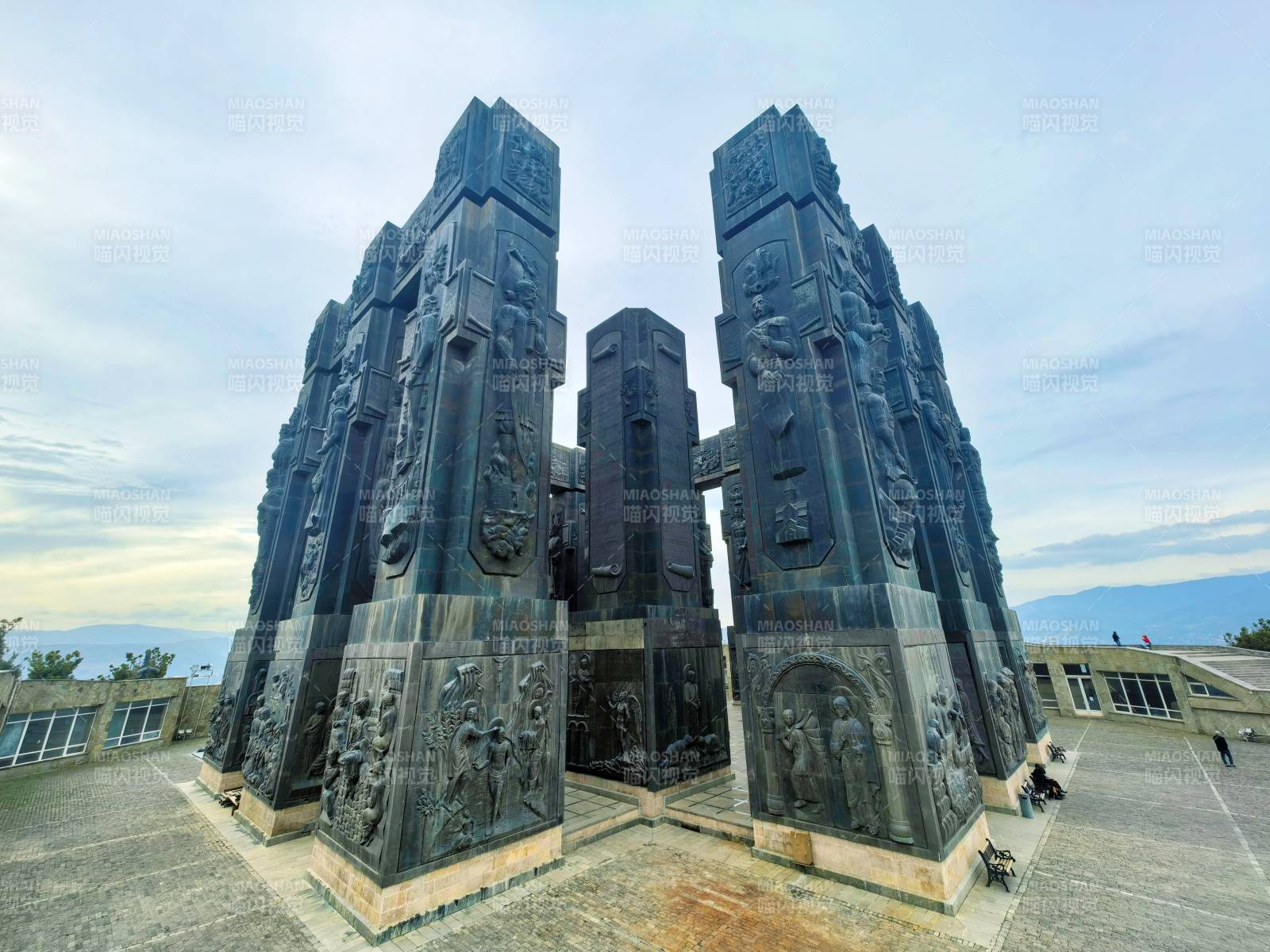 宏伟石雕群像-第比利斯巨石阵图片