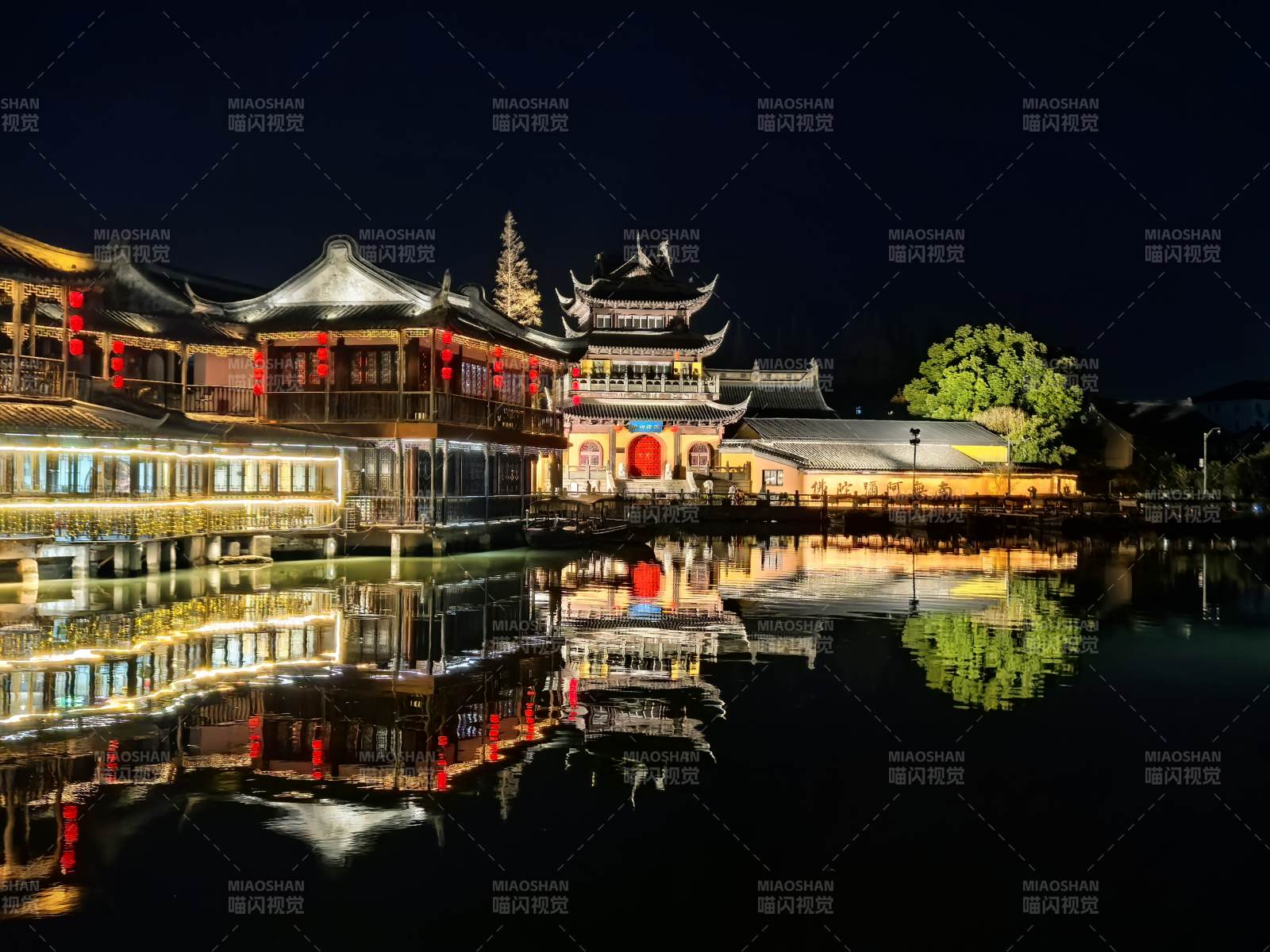 夜色中的古建筑倒影-朱家角古镇图片