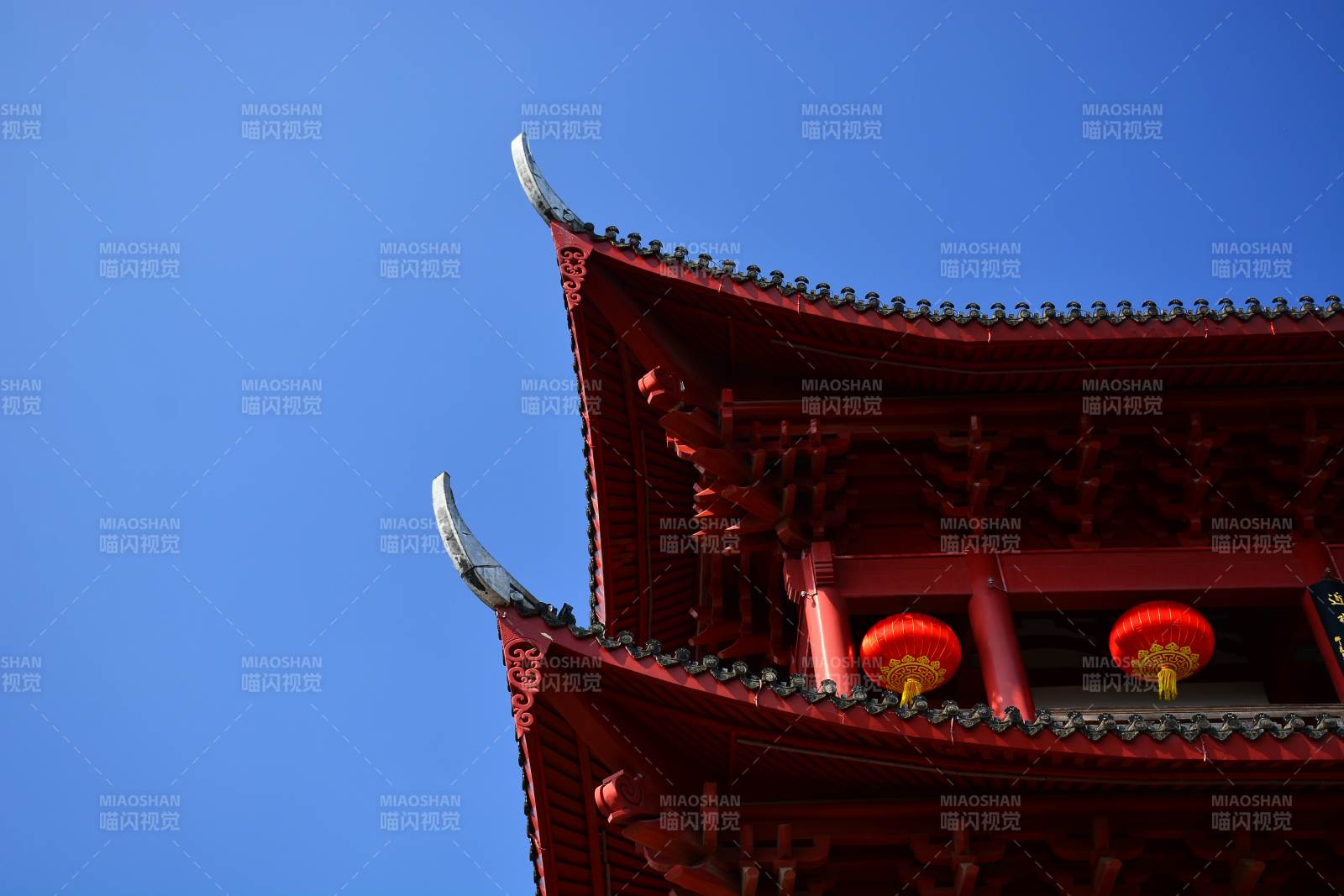 飞檐红灯映蓝天图片