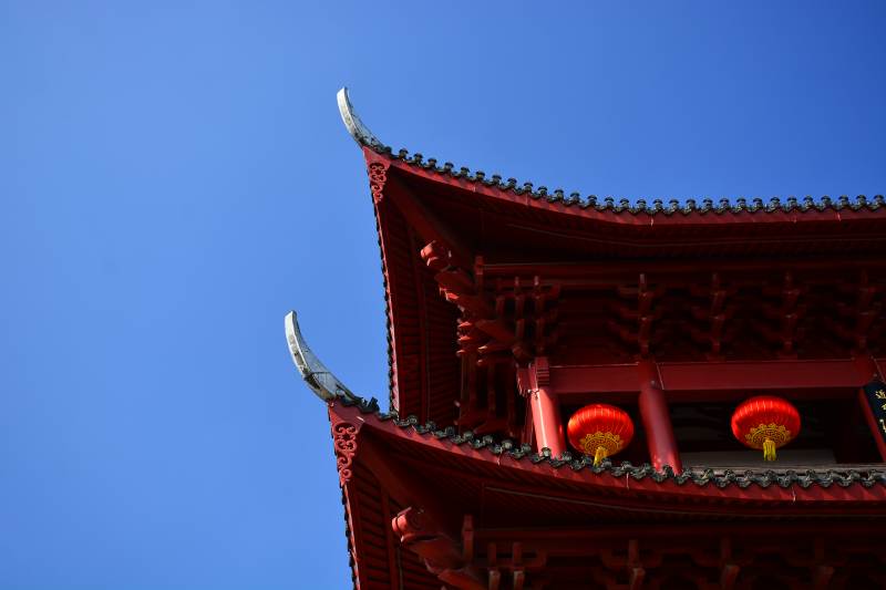 飞檐红灯映蓝天图片