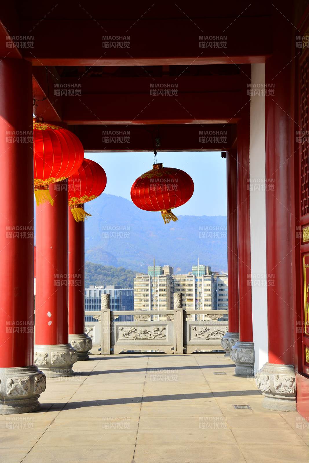 红柱廊下挂灯笼图片