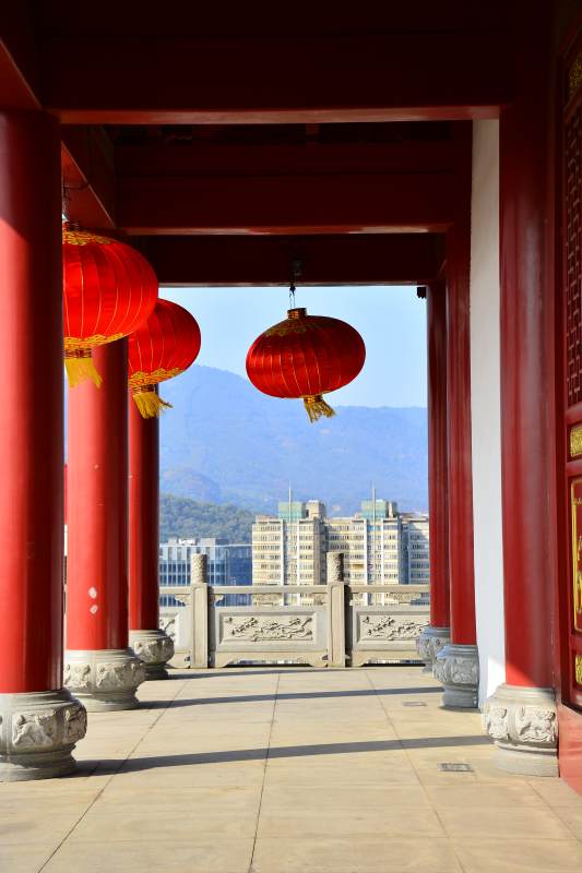 红柱廊下挂灯笼图片