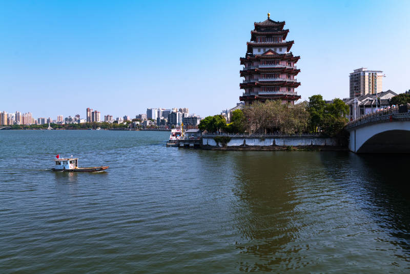 湖畔古塔映碧水图片