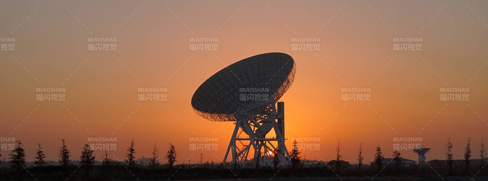 日落中的卫星天线图片