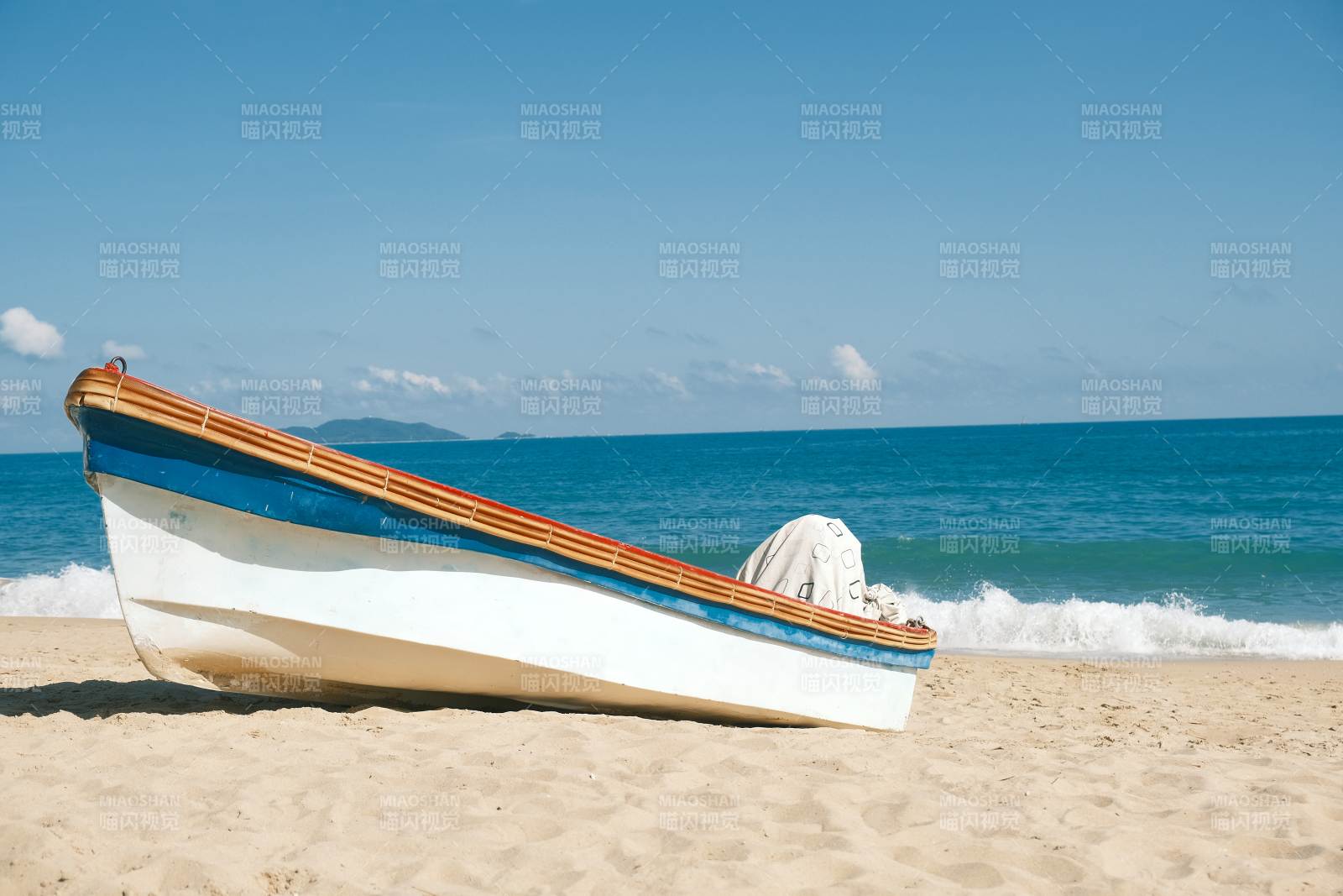 沙滩上的小船图片