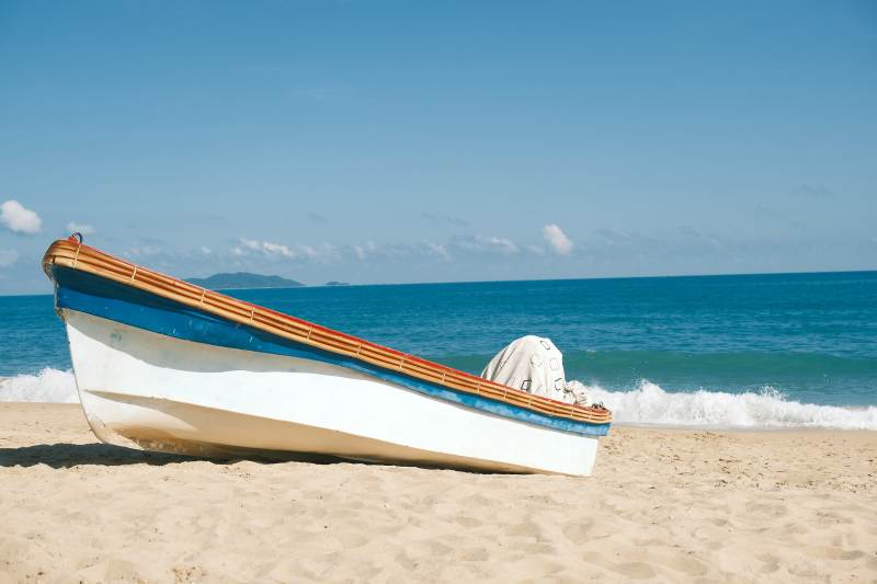 沙滩上的小船图片