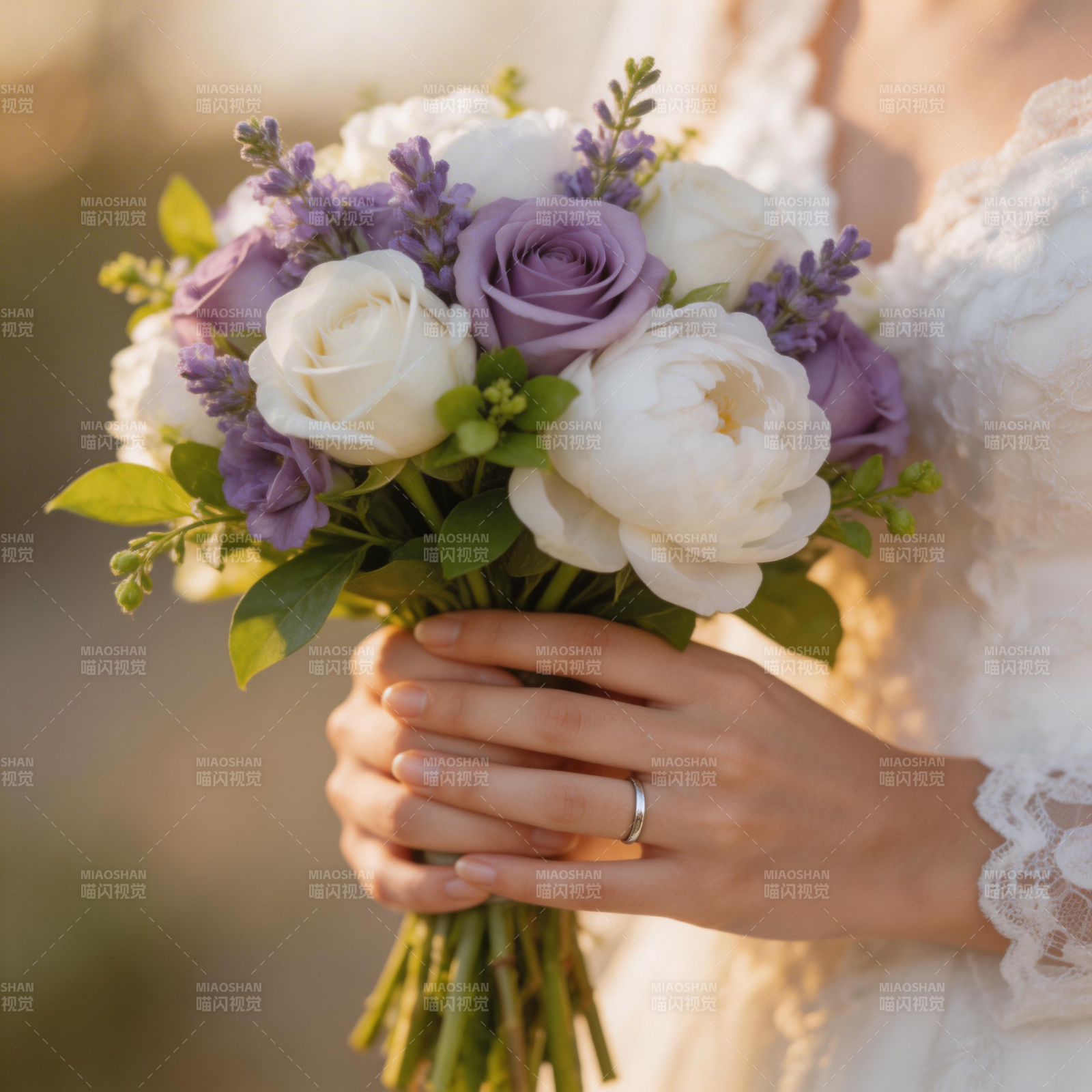 紫白花束新娘手图片