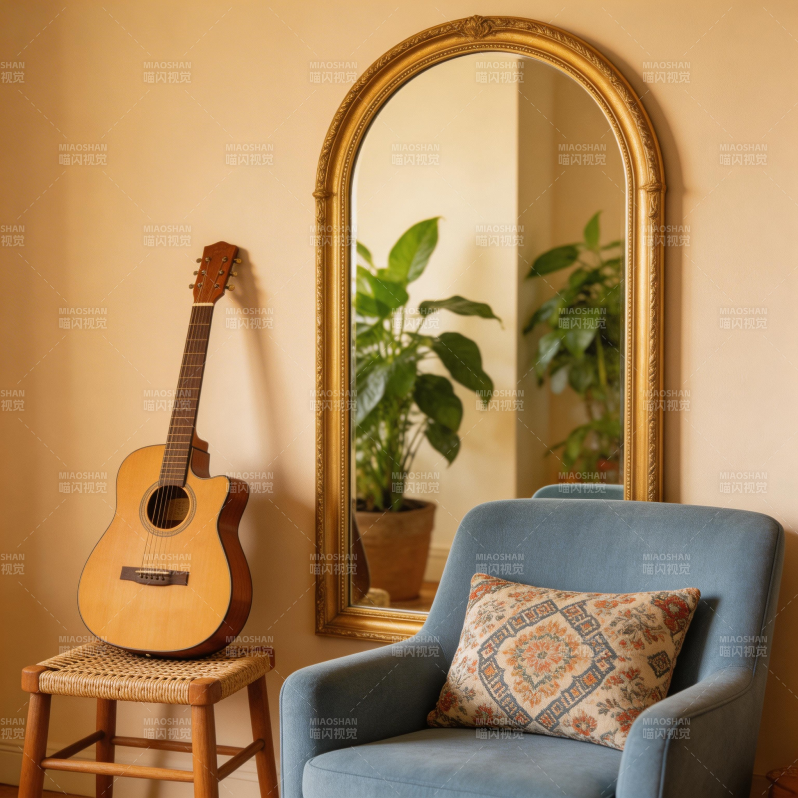 吉他与蓝椅静谧角落图片