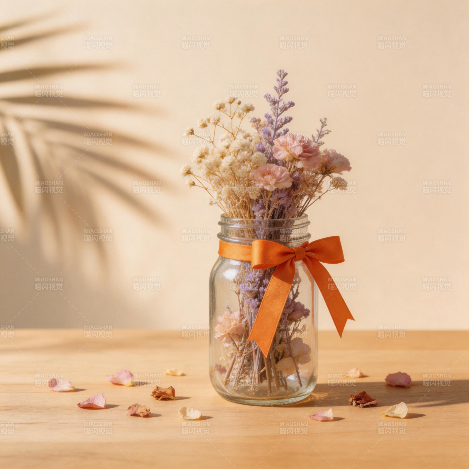 干花瓶中的温柔时光图片