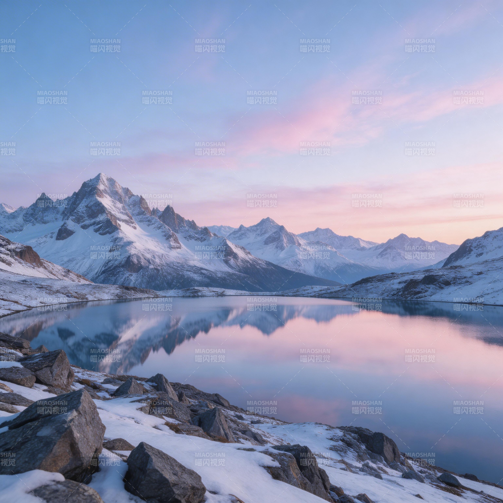 雪山映湖 晨曦如画图片