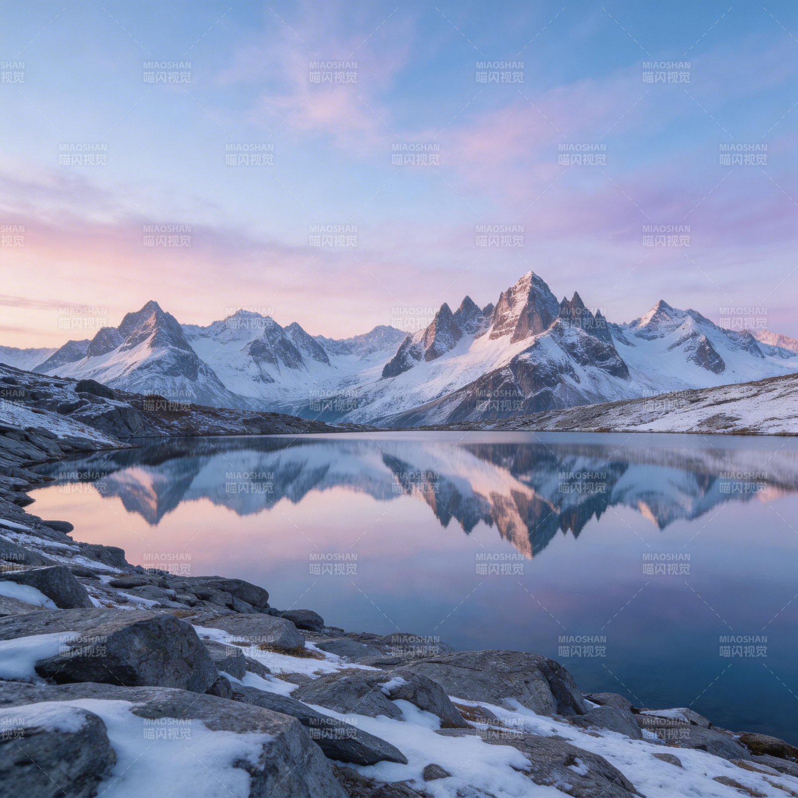 雪山倒影湖光图片