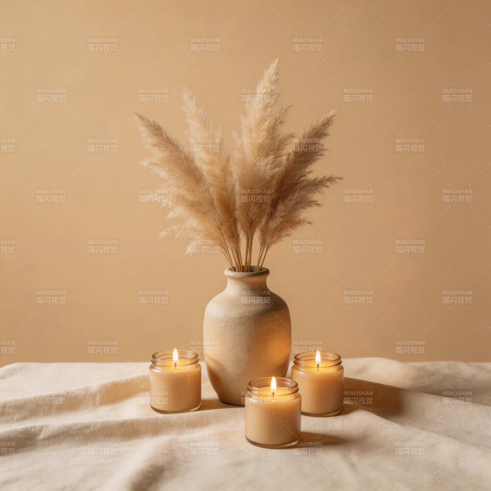 静谧烛光与干草图片