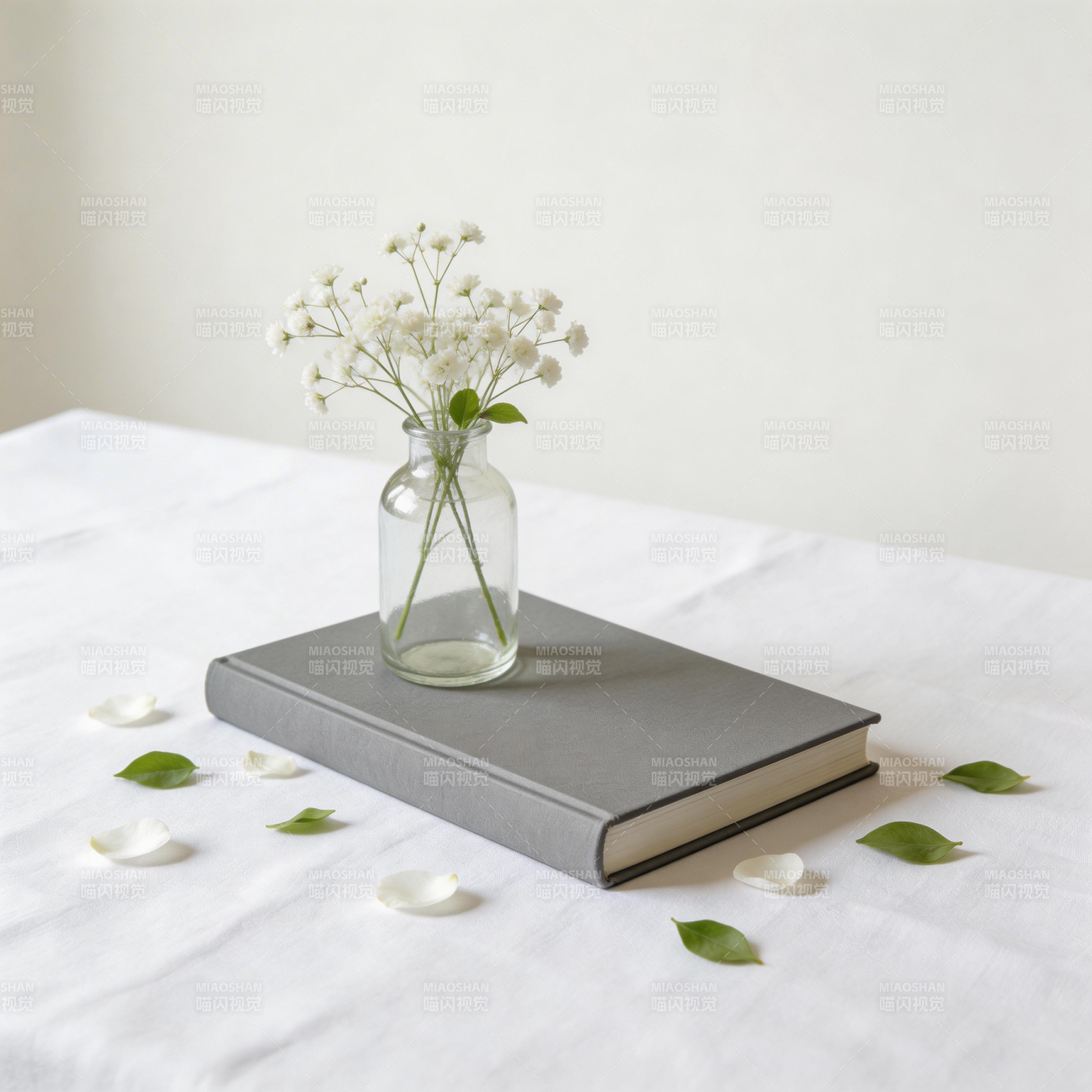 书上花影静谧图片