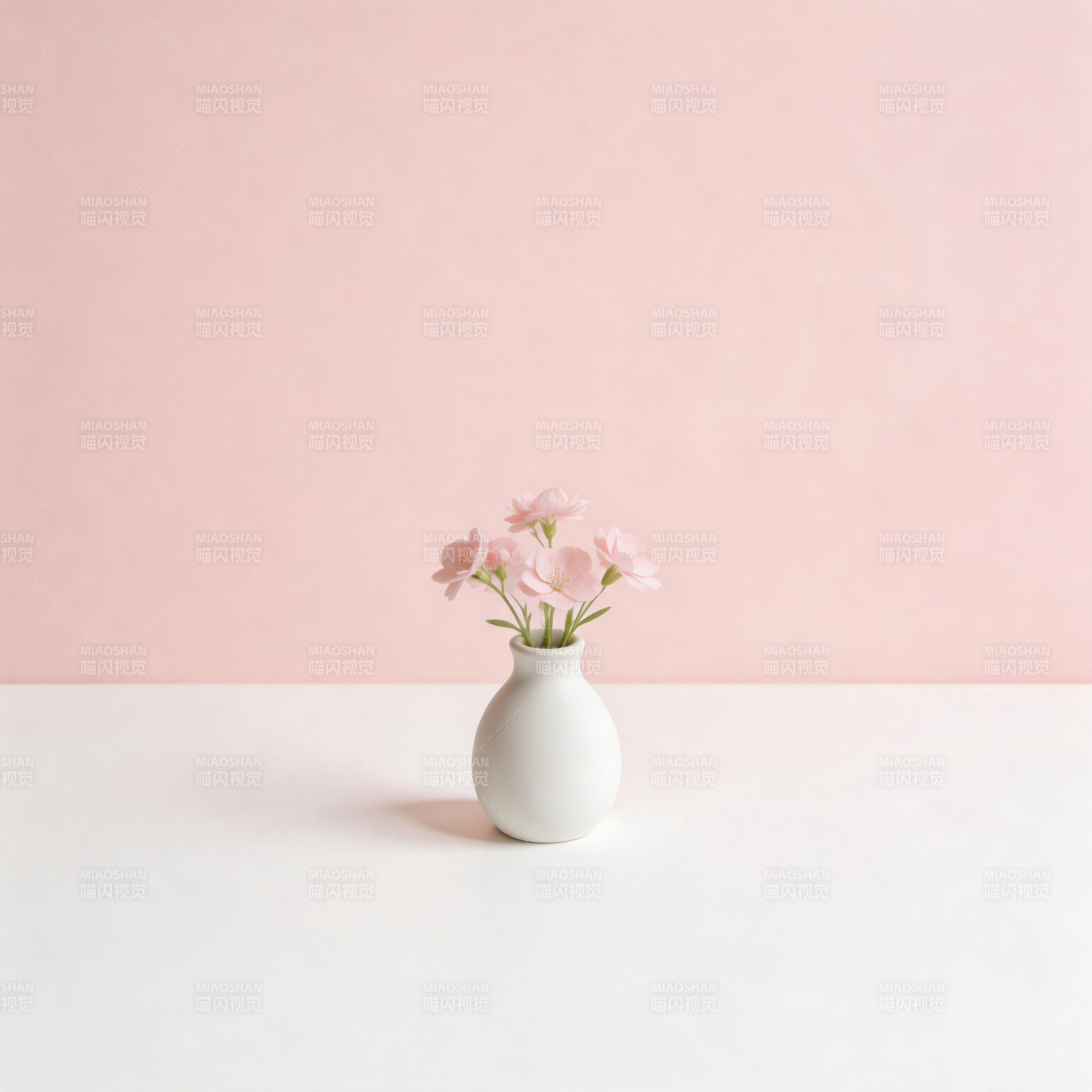 粉花白瓶静谧美图片