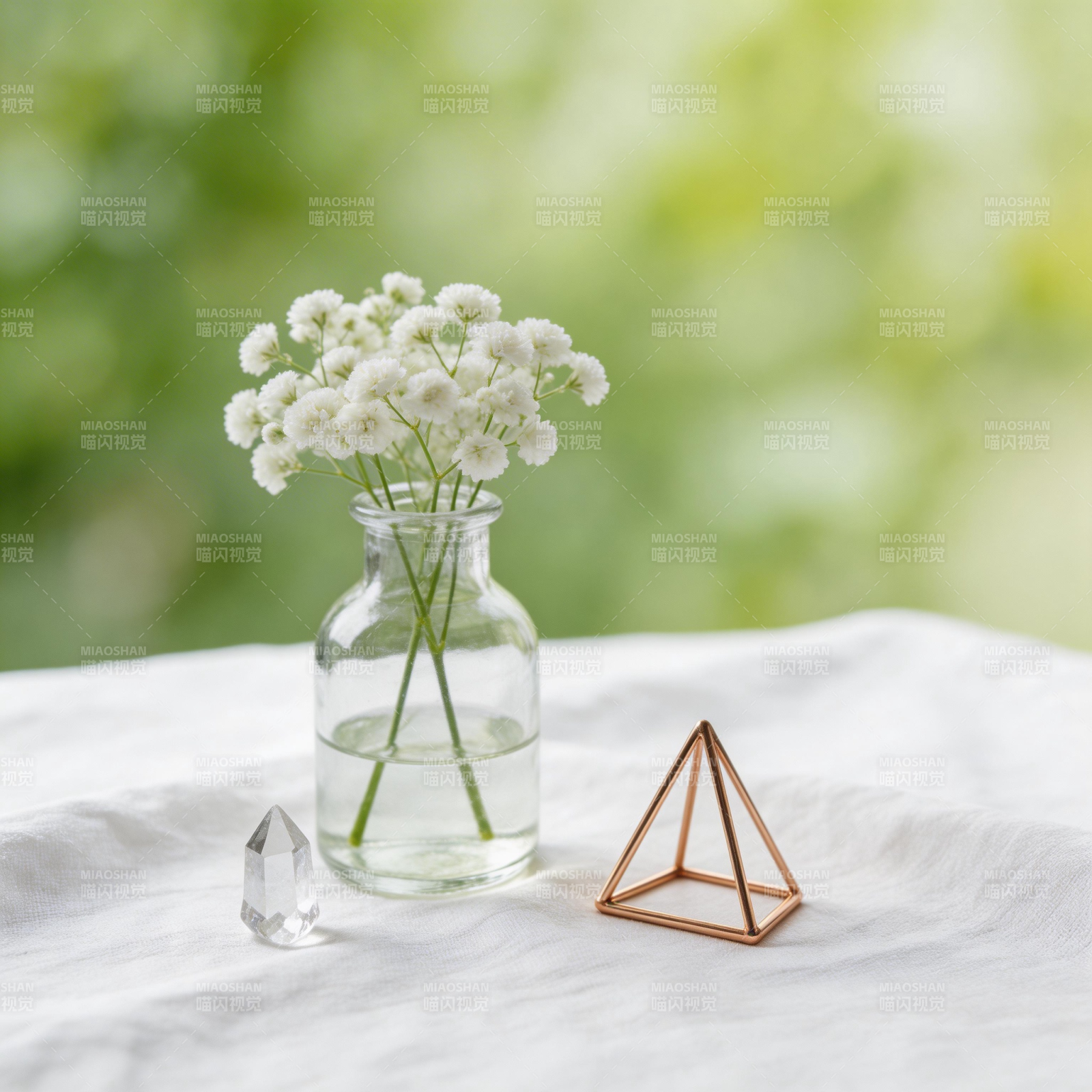 花瓶与几何装饰图片