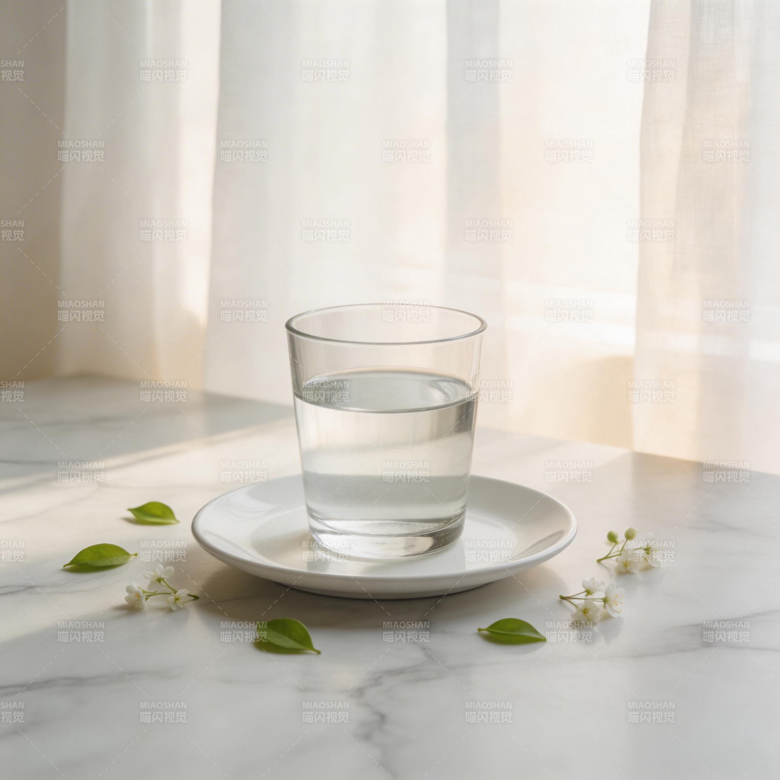 清泉静置 绿叶相伴图片